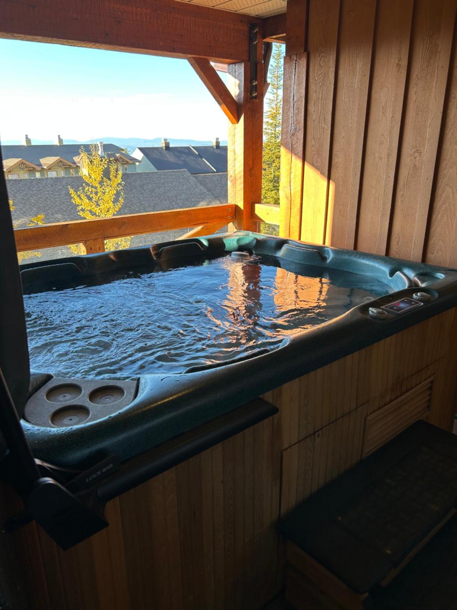 3 Bedroom 3 Bath Ski In Ski Out With Private Hot Tub Big White Ski Resort ภายนอก รูปภาพ